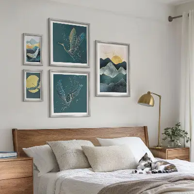 Komplet ujemajočih se slik elegantne gore s pticami in soncem