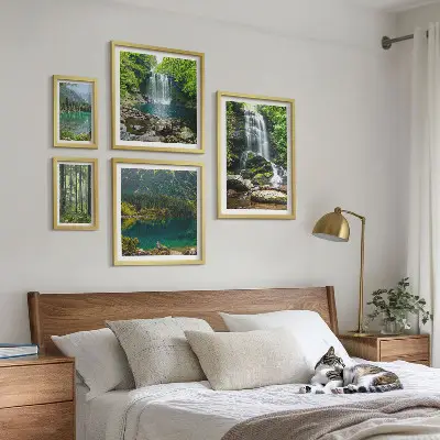Komplet ujemajočih se slik z motivom gozdne pokrajine s slapovi