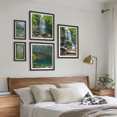 Komplet ujemajočih se slik z motivom gozdne pokrajine s slapovi