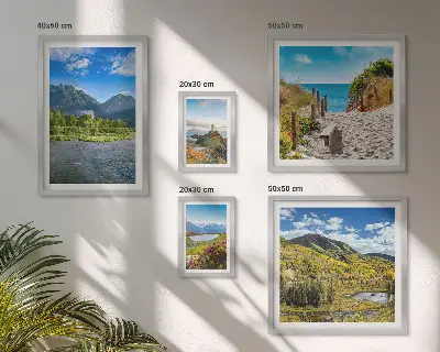 Komplet ujemajočih se slik z motivi gora in plaž