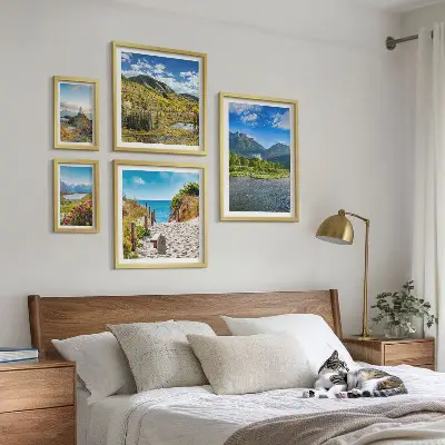 Komplet ujemajočih se slik z motivi gora in plaž