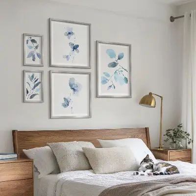 Komplet 5 slik v okvirju z modrimi rastlinskimi motivi
