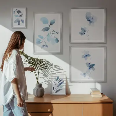 Komplet 5 slik v okvirju z modrimi rastlinskimi motivi
