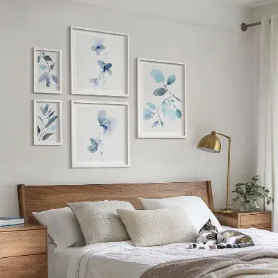 Komplet 5 slik v okvirju z modrimi rastlinskimi motivi