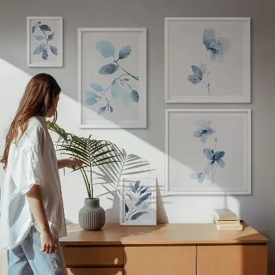 Komplet 5 slik v okvirju z modrimi rastlinskimi motivi