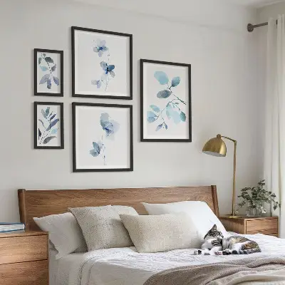 Komplet 5 slik v okvirju z modrimi rastlinskimi motivi
