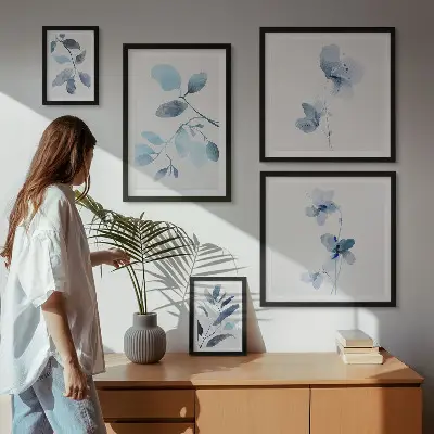 Komplet 5 slik v okvirju z modrimi rastlinskimi motivi