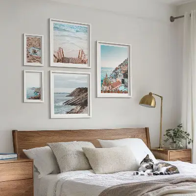 Komplet ujemajočih se slik z motivi italijanskih mest, plaž in sprostitve