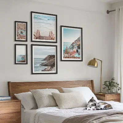 Komplet ujemajočih se slik z motivi italijanskih mest, plaž in sprostitve
