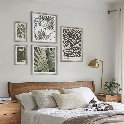 Komplet ujemajočih se slik z minimalističnimi rastlinskimi vzorci