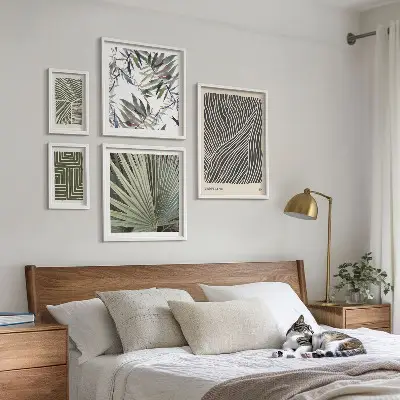 Komplet ujemajočih se slik z minimalističnimi rastlinskimi vzorci