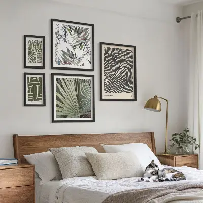 Komplet ujemajočih se slik z minimalističnimi rastlinskimi vzorci
