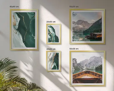 Komplet ujemajočih se slik zelene pokrajine z vodo in gorami