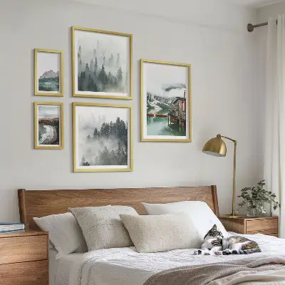 Komplet ujemajočih se slik gorske pokrajine s kočami in vodo