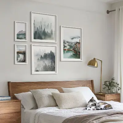 Komplet ujemajočih se slik gorske pokrajine s kočami in vodo