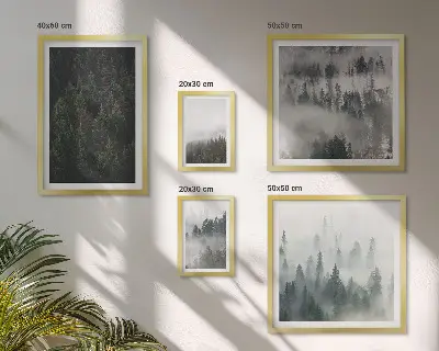 Zeleni gozdovi meglenih pokrajin poliptih v okvirju
