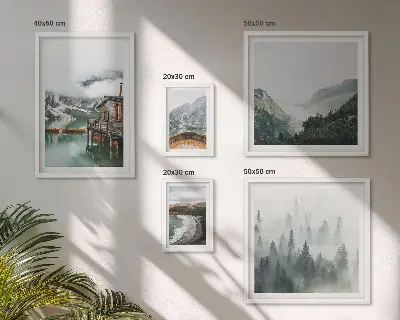 Komplet 5 slik v okvirju z motivi gorske pokrajine, hiš in vode