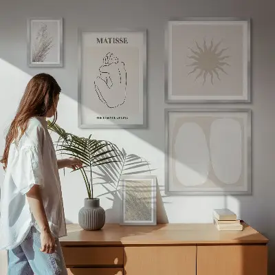 Komplet ujemajočih se slik z minimalističnimi oblikami v boho slogu
