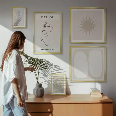 Komplet ujemajočih se slik z minimalističnimi oblikami v boho slogu