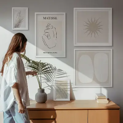 Komplet ujemajočih se slik z minimalističnimi oblikami v boho slogu