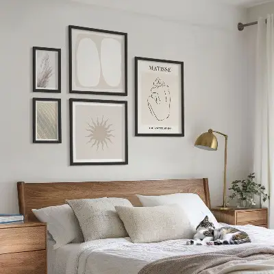 Komplet ujemajočih se slik z minimalističnimi oblikami v boho slogu