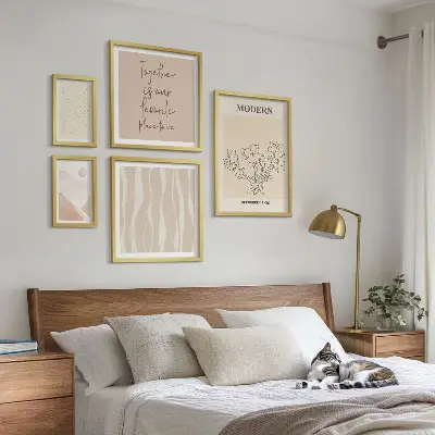 Komplet ujemajočih se slik v sodobnem minimalističnem slogu