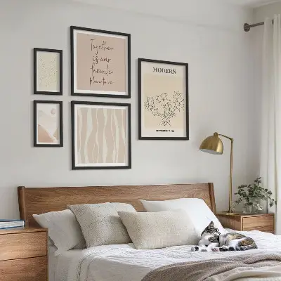 Komplet ujemajočih se slik v sodobnem minimalističnem slogu