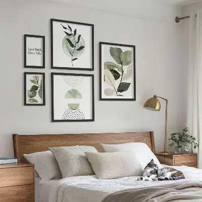 Komplet ujemajočih se slik elegantna grafika za notranjost z motivom rastlin