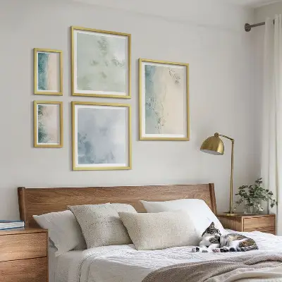 Komplet ujemajočih se slik minimalistično platno z motivom razlite akvarelne barve