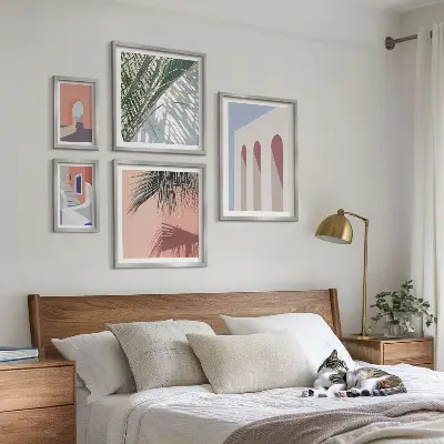 Poliptih z ilustracijami mestne arhitekture v okvirju