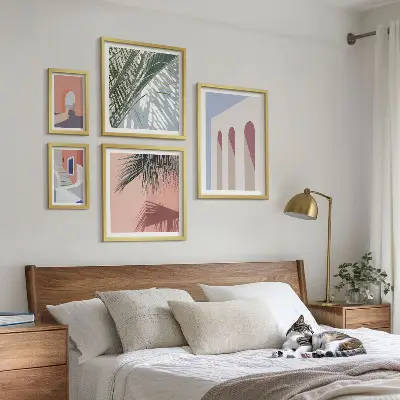 Poliptih z ilustracijami mestne arhitekture v okvirju
