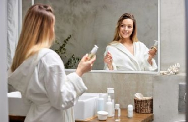 Katero ogledalo za kopalnico? Praktični nasveti in navdihi