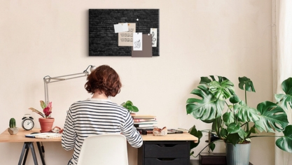 Kaj postaviti na steno poleg pisalne mize? Vodnik