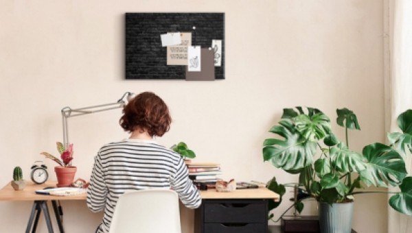 Kaj postaviti na steno poleg pisalne mize? Vodnik