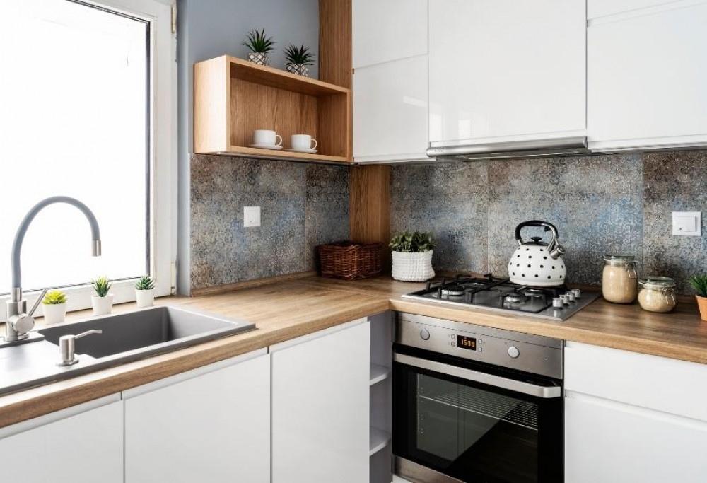 bela kuhinja z lesenim pultom